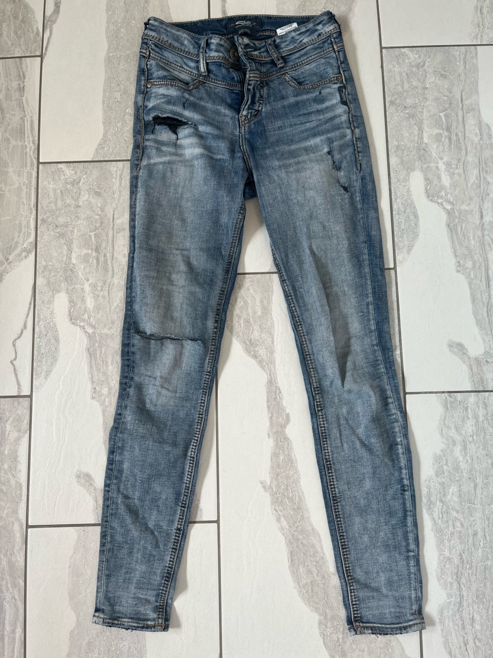 Silver Jeans woMen's Distressed Light Blue Skinny Jeans